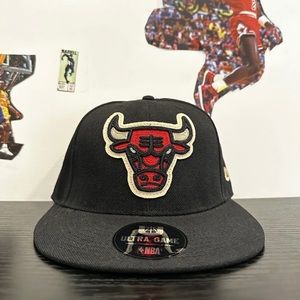Ultra Game Chicago Bulls Snap Back Cap Black/Red / White One Size NBA Aunthentic
